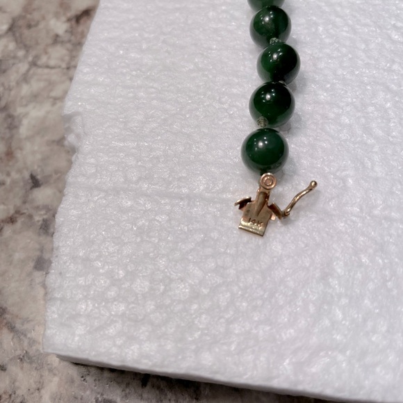 Jade Chocker Necklace With 14k Gold Clasp Lock - Picture 7 of 8